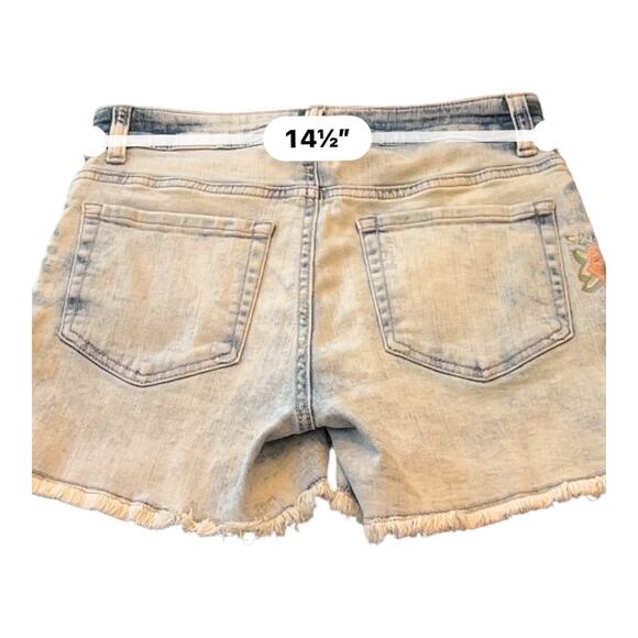 Time and Tru Blue Jean Cut-Off Shorts Size 4 Rose Appliqué Embroidered Denim - Picture 6 of 8
